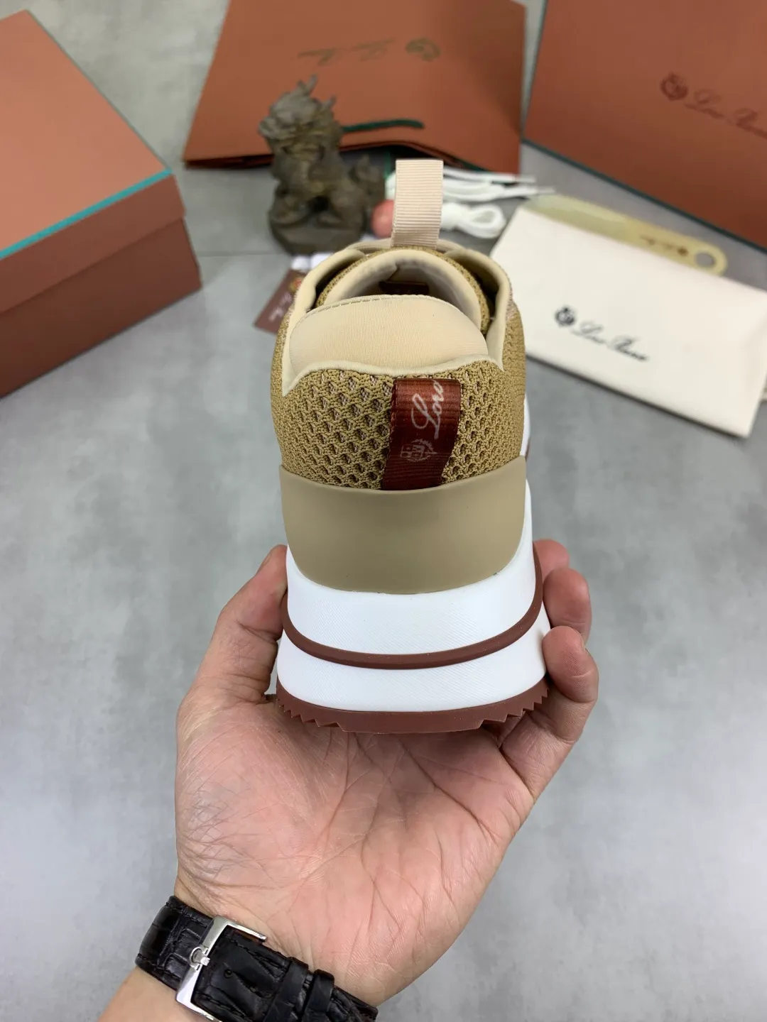 Men's men's shoes 💰P542 New style 💰High quality The latest casual shoes Loro Piana 💯Top grade💯Buy the original copy💯 Founded the existing Loro Piana company on April 24, 1924. The family has been operating for the sixth generation, providing top quality products to customers who are discerning in taste and quality. Imported original fly woven fabrics with cowhide fabric, plain calfskin lining, hand-stitched threads with cowhide feet, original packaging, high-end outsole, size: 38-46, multiple colors available, complete package